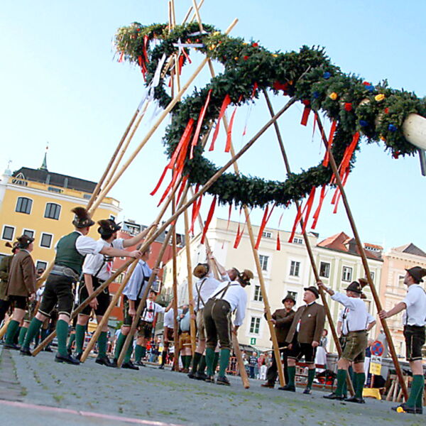 Maibaum aufstellen in Gmunden am Traunsee | Seehotel im Weyer