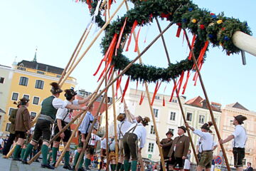 Maibaum aufstellen in Gmunden am Traunsee | Seehotel im Weyer